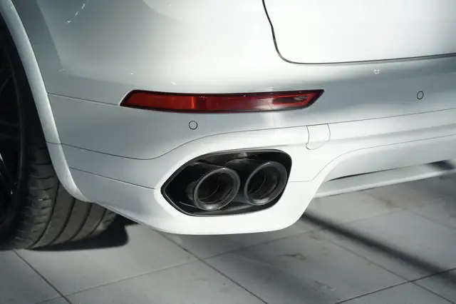 Porsche Cayenne view 13
