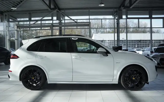 Porsche Cayenne view 6