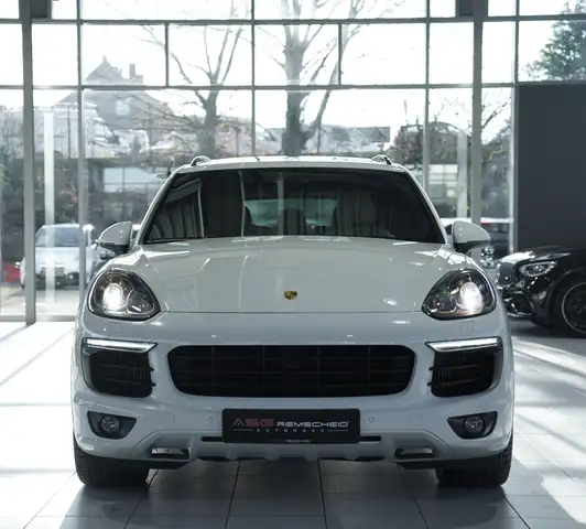 Porsche Cayenne view 3