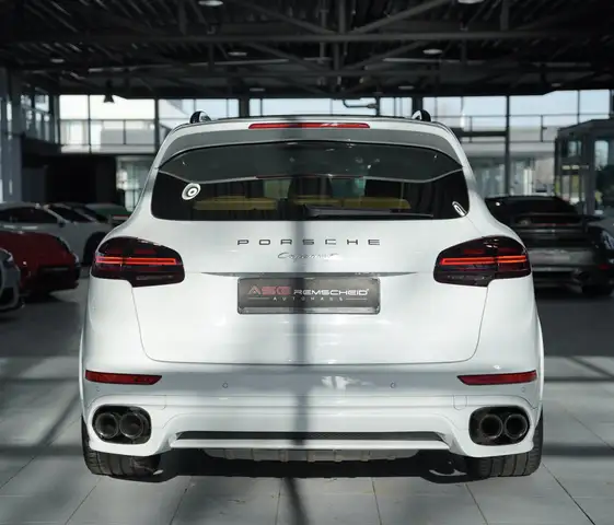 Porsche Cayenne view 9