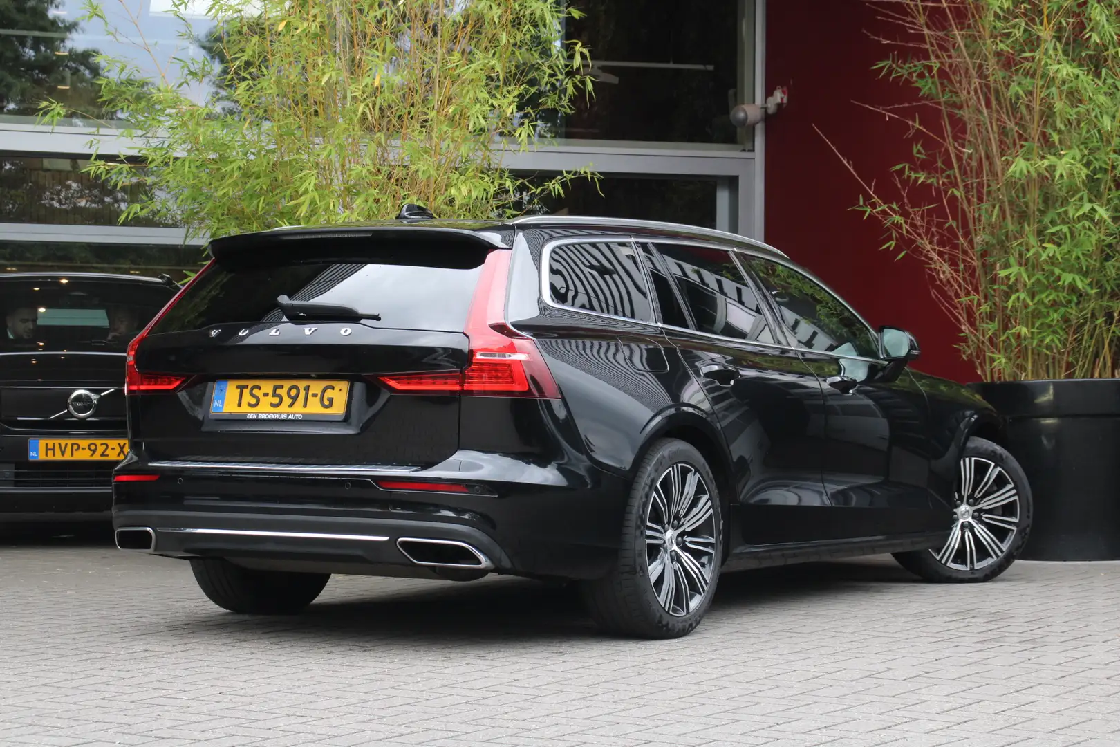 Volvo V60 2.0 T5 Inscription | Trekhaak | Camera | Head-up d Zwart - 2