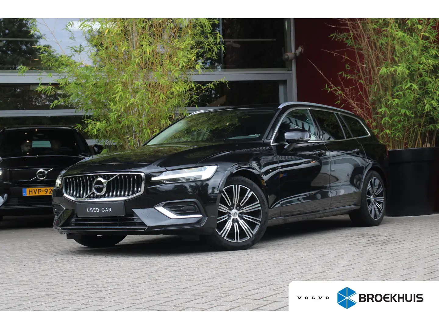 Volvo V60 2.0 T5 Inscription | Trekhaak | Camera | Head-up d Zwart - 1