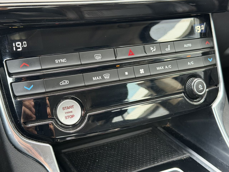 Jaguar XE 2.0 D Portolio Camera Leer Clima EURO-6 — photo 11