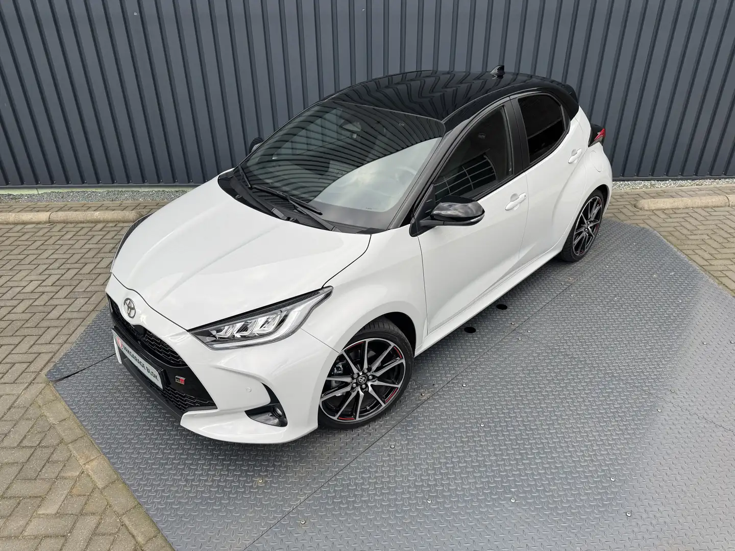 Toyota Yaris 1.5 Hybrid 130 GR Sport / Bi tone | BSM | PDC V+A Grijs - 2