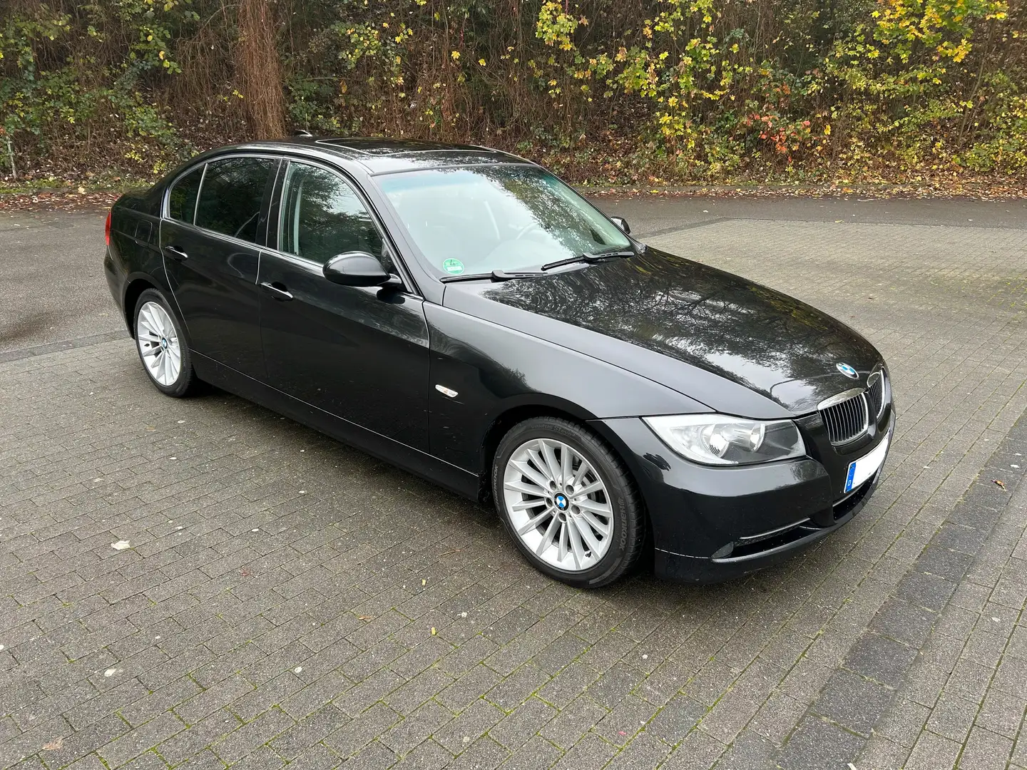 BMW 330 330xd *Automatik*SD*AHK*Navi*PDC*Leder*Alu* Чорний - 1
