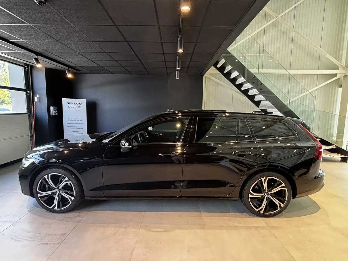 Volvo V60 Plus, B4 Mild-Hybrid, Benzin, Dark Nero - 2