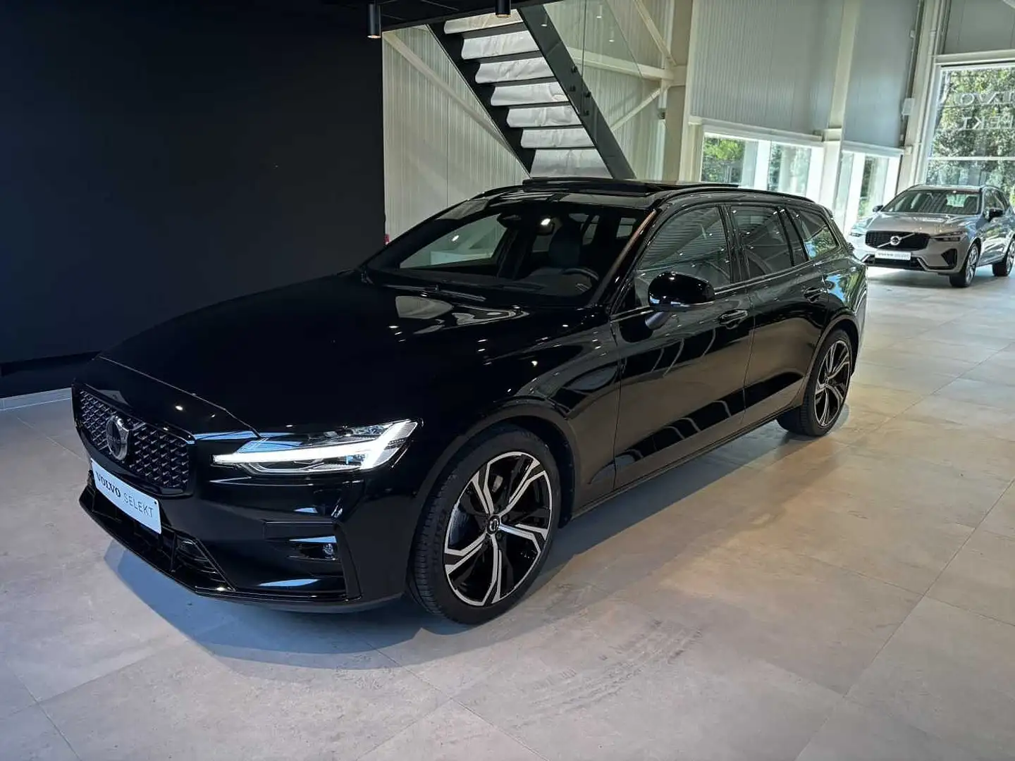 Volvo V60 Plus, B4 Mild-Hybrid, Benzin, Dark Nero - 1