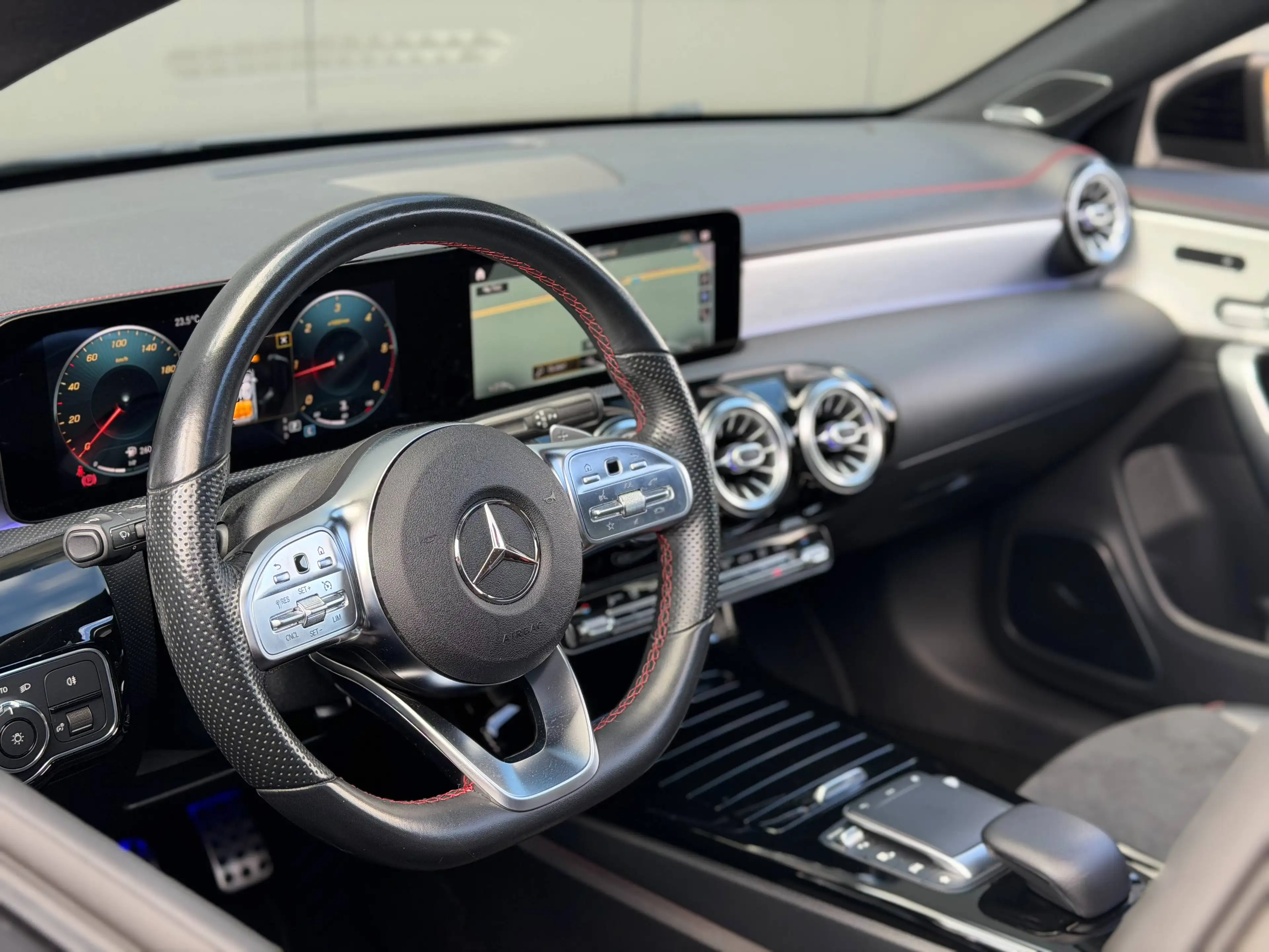 Mercedes-Benz CLA 200 d Shooting Brake 150cv - Pack AMG - Pano - Burmester — photo 10