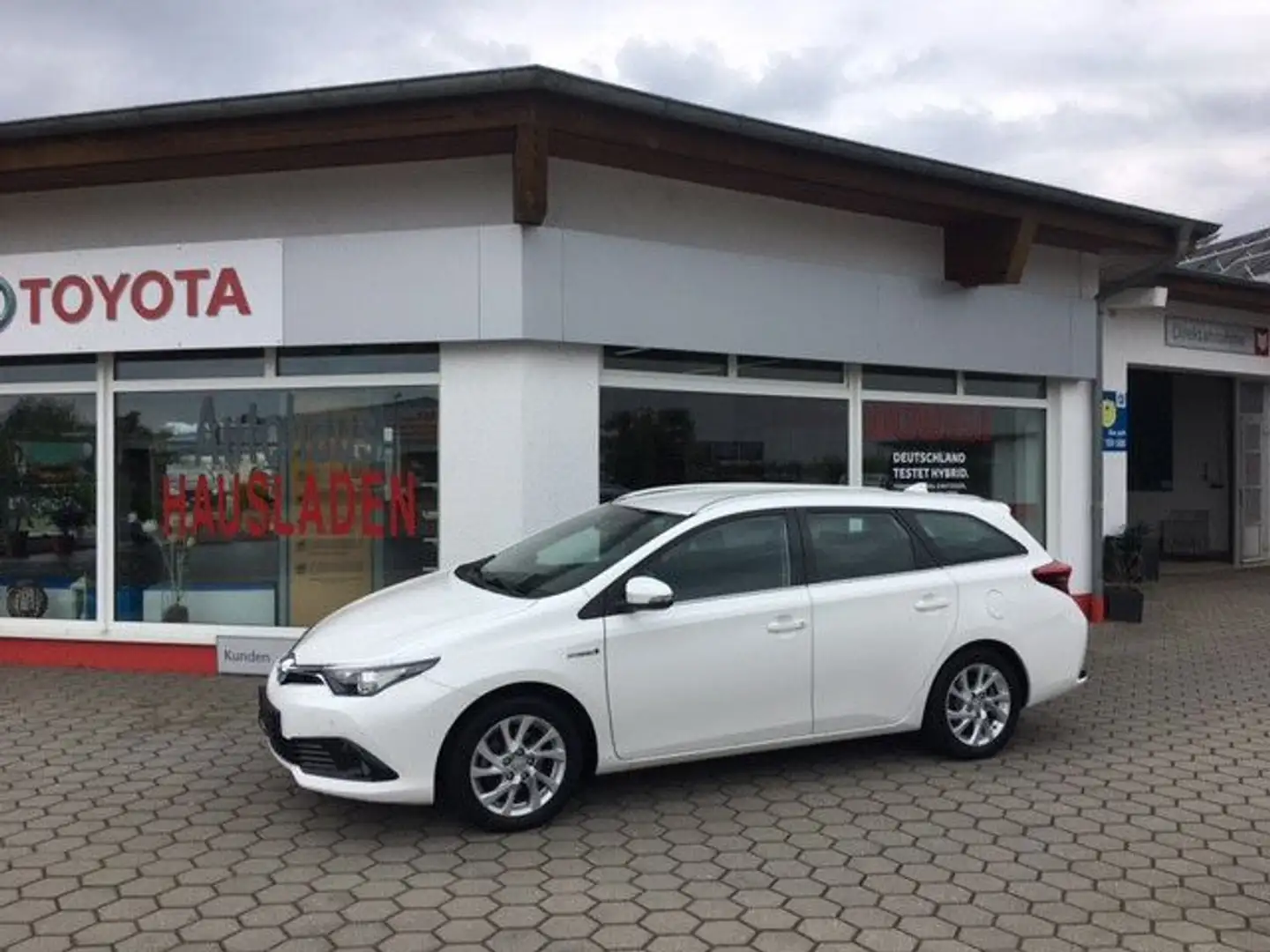 Toyota Auris Hybrid Comfort Blanc - 1
