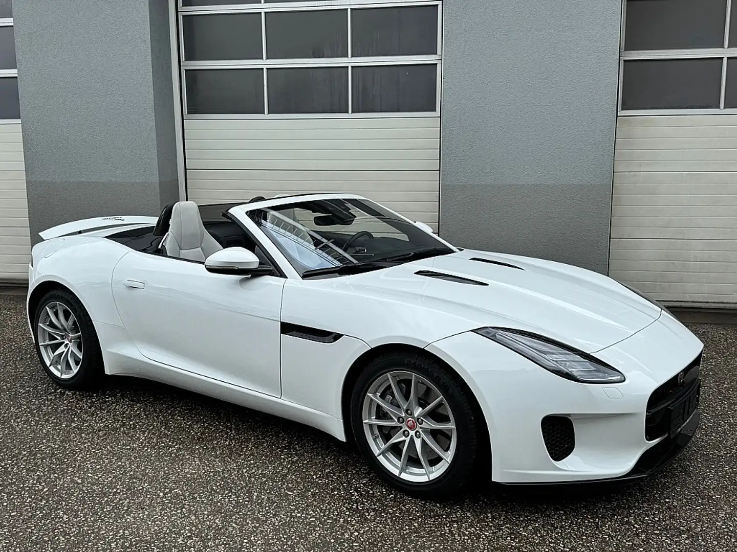 Jaguar F-Type P300 Cabrio 2,0 Turbo Aut. Weiß - 2