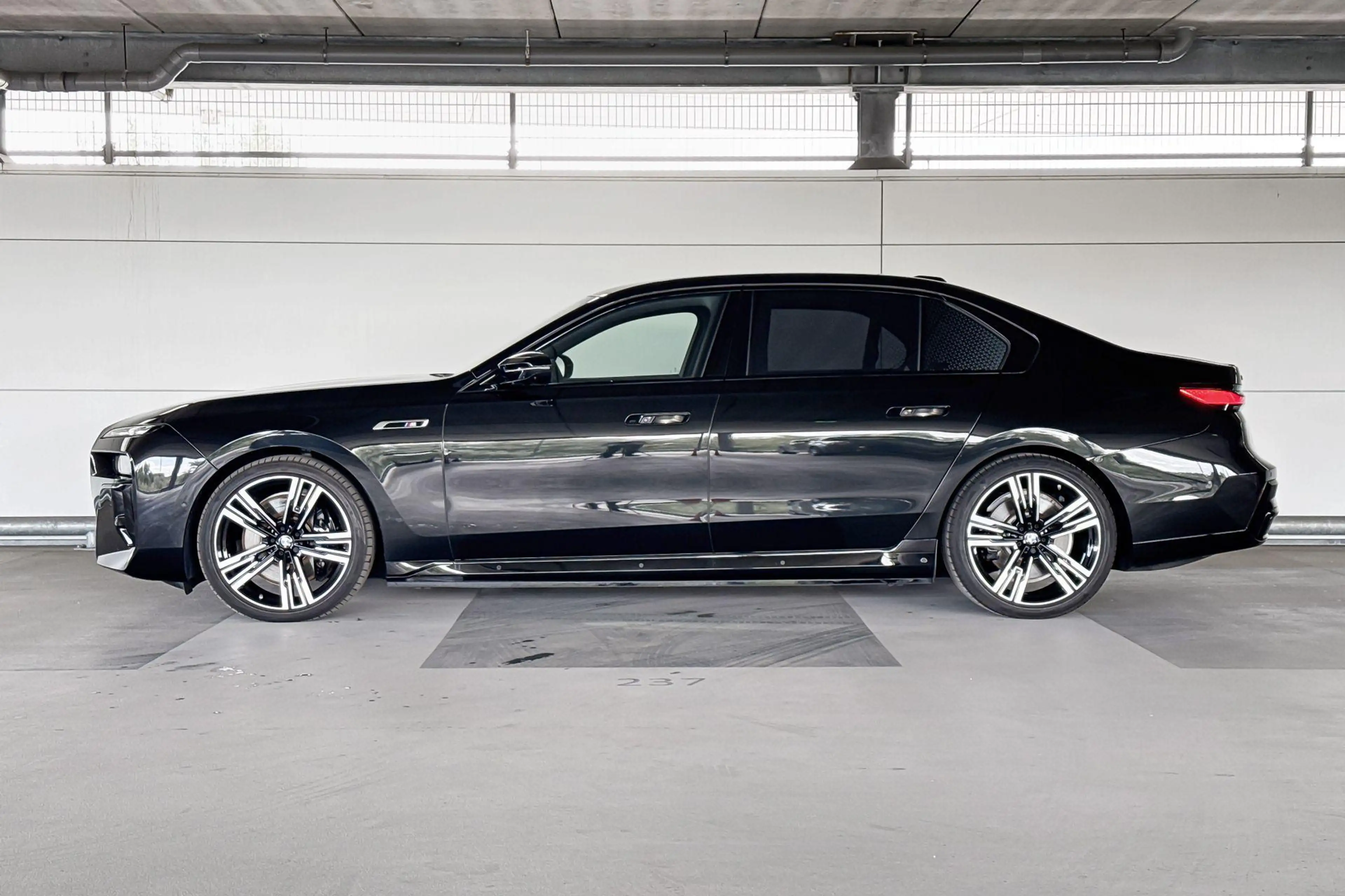 BMW i7 M70 xDrive 106 kWh — photo 2