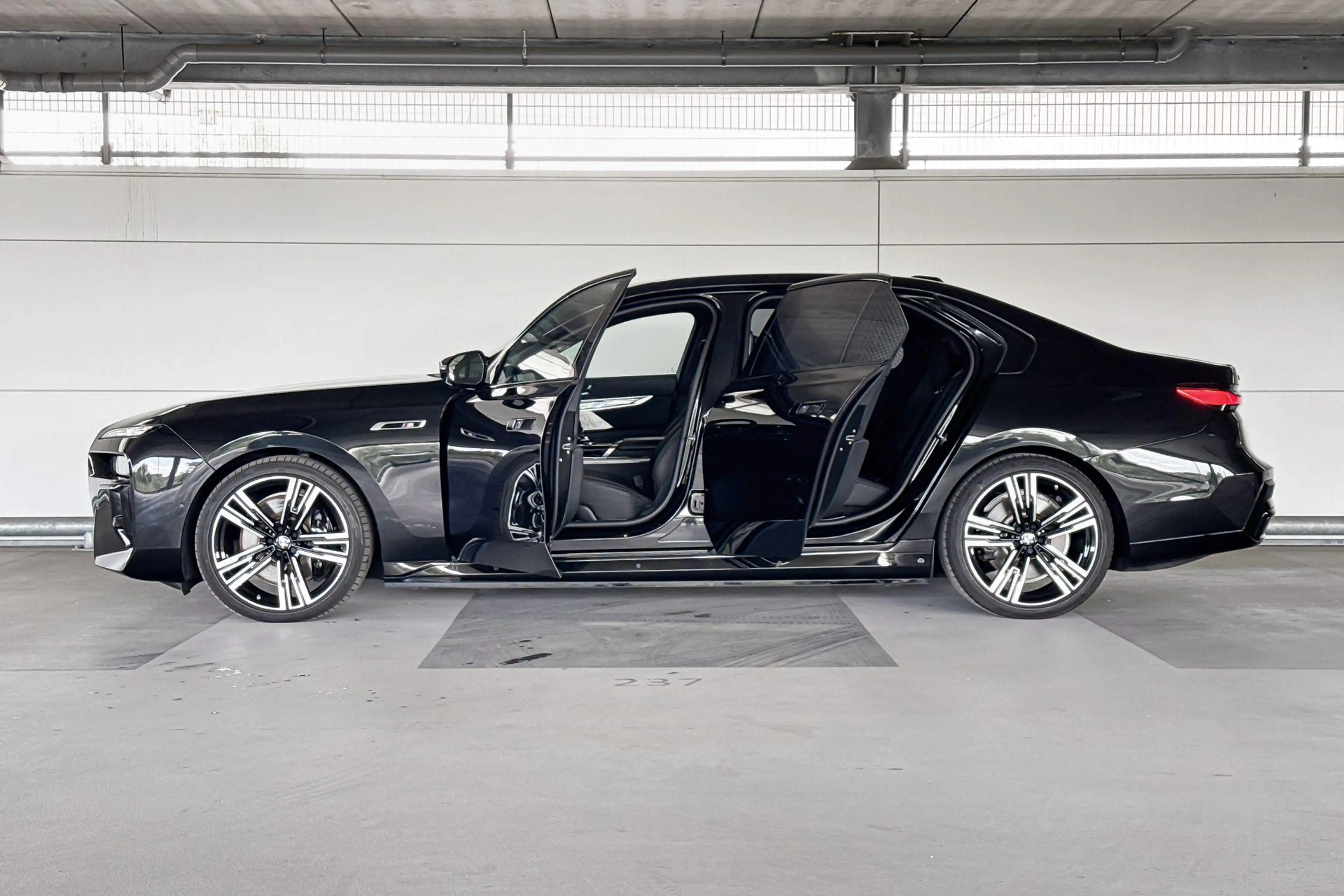 BMW i7 M70 xDrive 106 kWh — photo 3