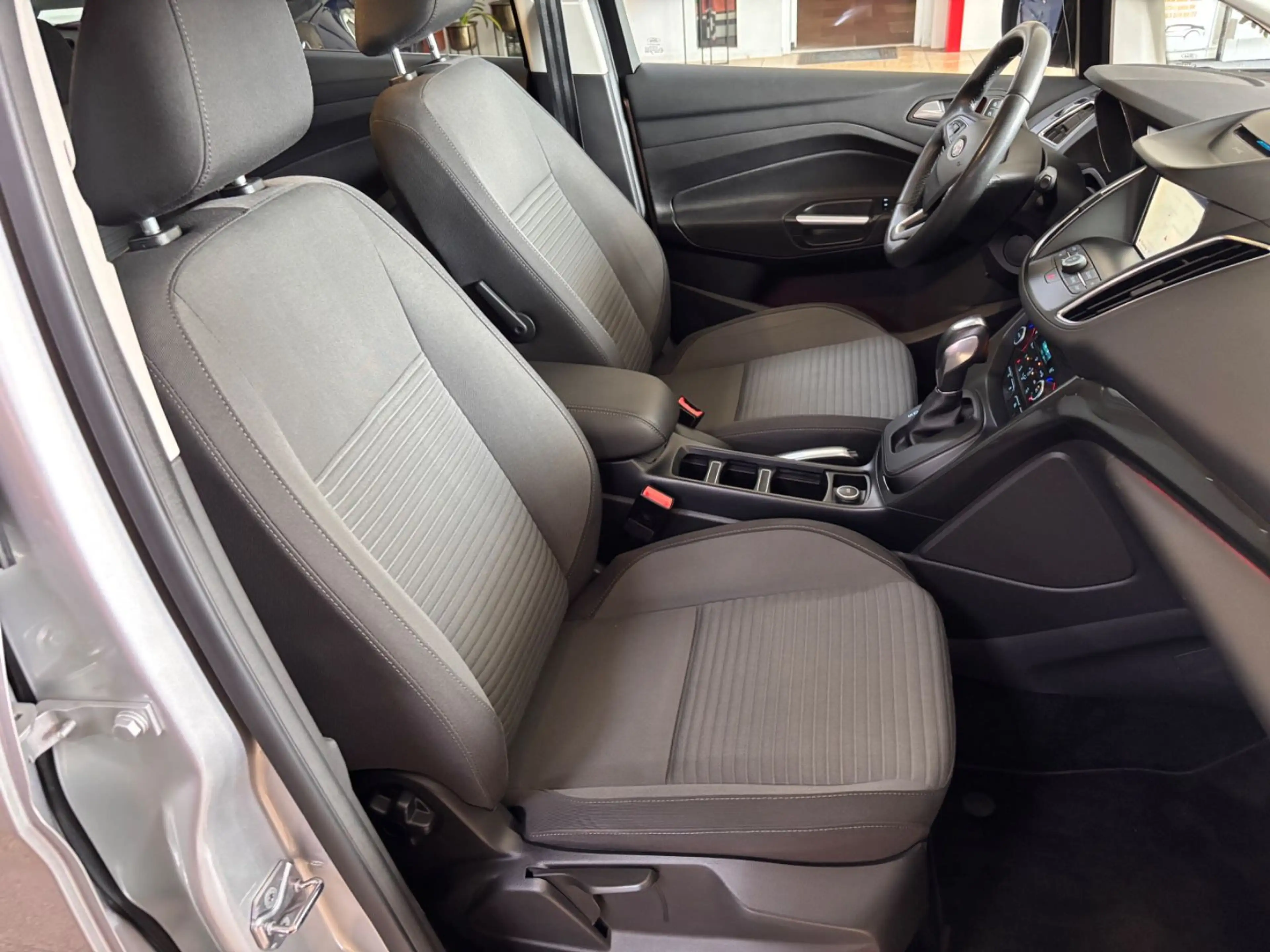 Ford C-Max Titanium — photo 15