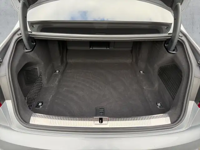Audi S8 view 14