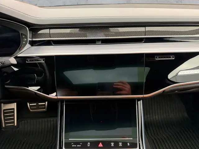 Audi S8 view 11