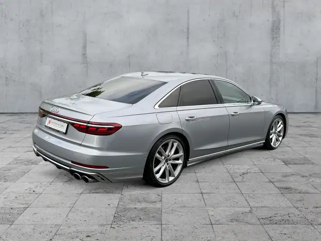 Audi S8 view 6