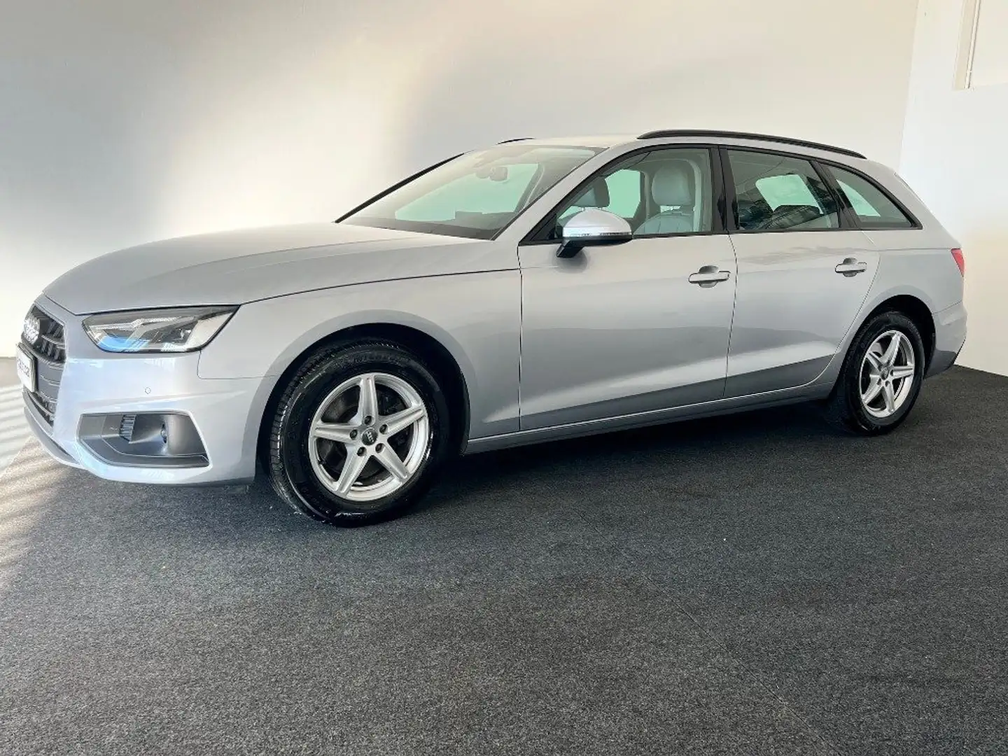 Audi A4 Avant 35 TDI/163 CV S tronic Business Zilver - 2