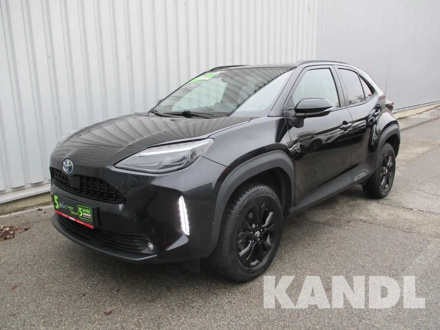 Toyota Yaris Cross 1.5 VVT-i Hybrid Active Drive Aut. Zwart - 1