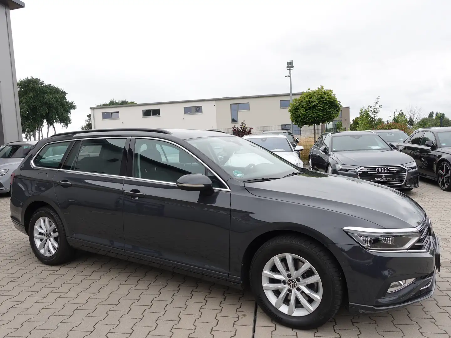 Volkswagen Passat Variant 2,0 TDI Variant Business DSG/AHK/DigiTacho Grau - 2