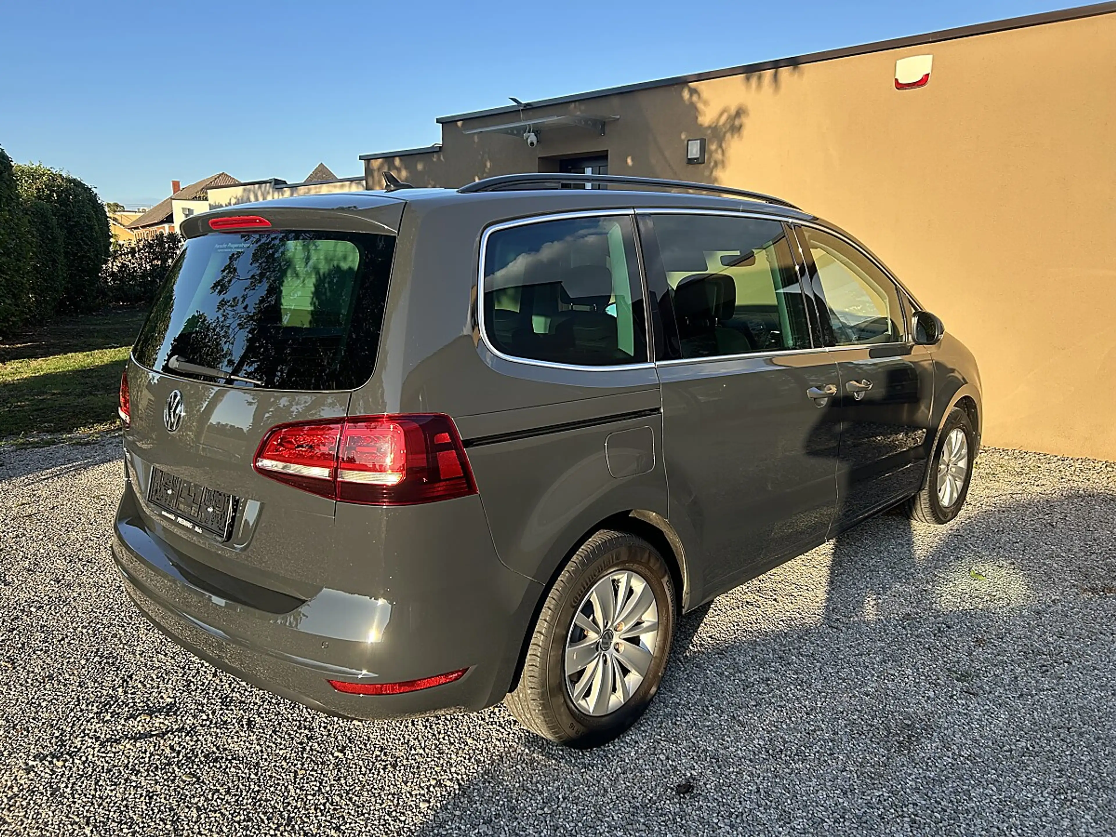 Volkswagen Sharan Business SCR 2,0 TDI DSG — photo 2
