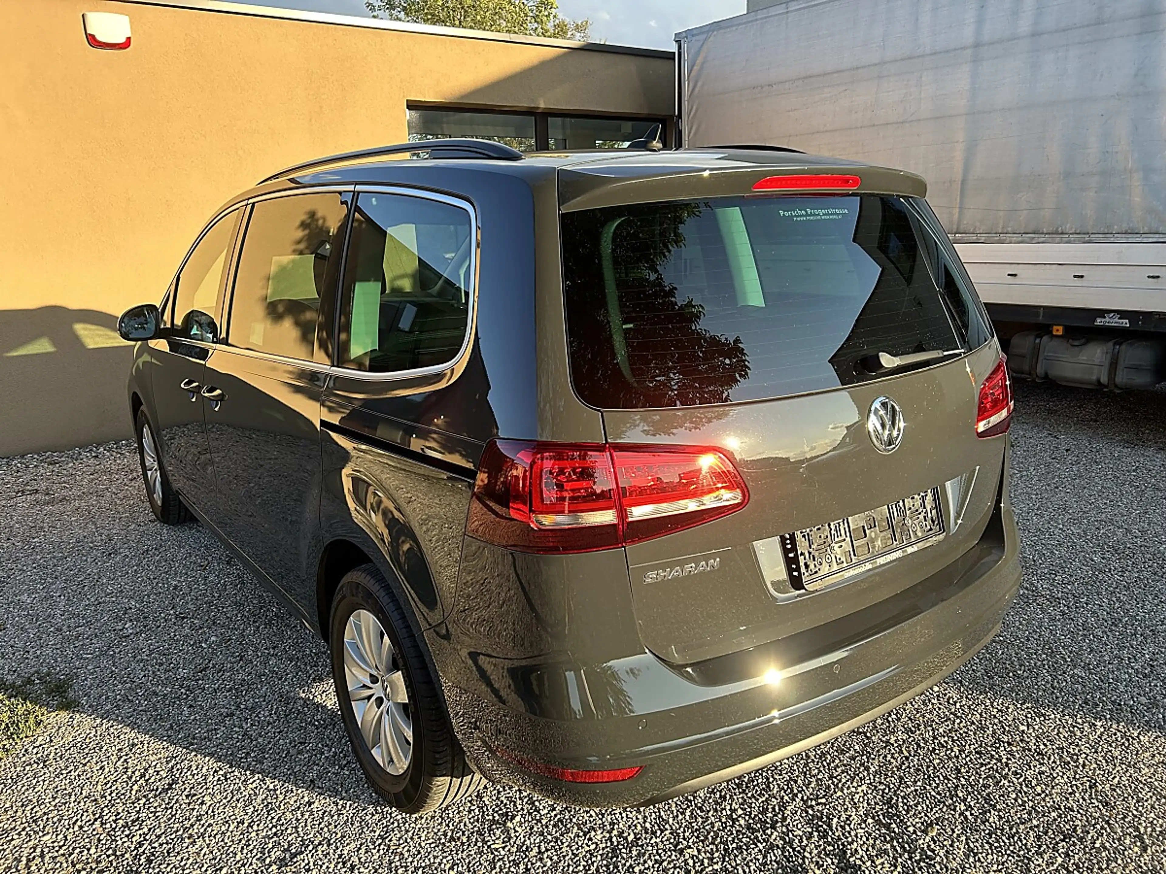 Volkswagen Sharan Business SCR 2,0 TDI DSG — photo 3