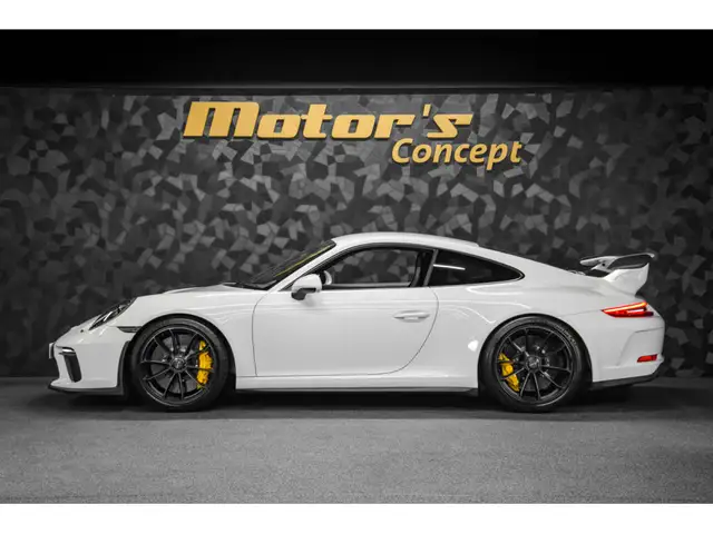 Porsche 991 view 2