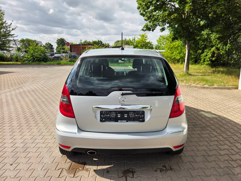 Mercedes-Benz A 180 A 180 Avantgarde+Klima+SHZ+Xenon+8 fach Bereift — photo 6
