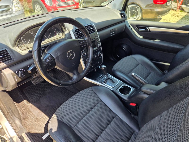 Mercedes-Benz A 180 A 180 Avantgarde+Klima+SHZ+Xenon+8 fach Bereift — photo 10