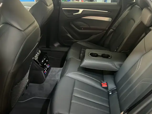 Audi A6 view 16