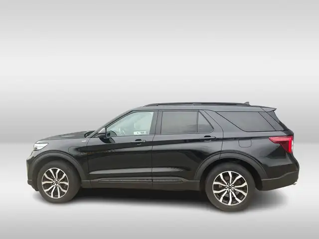 Ford Explorer view 3