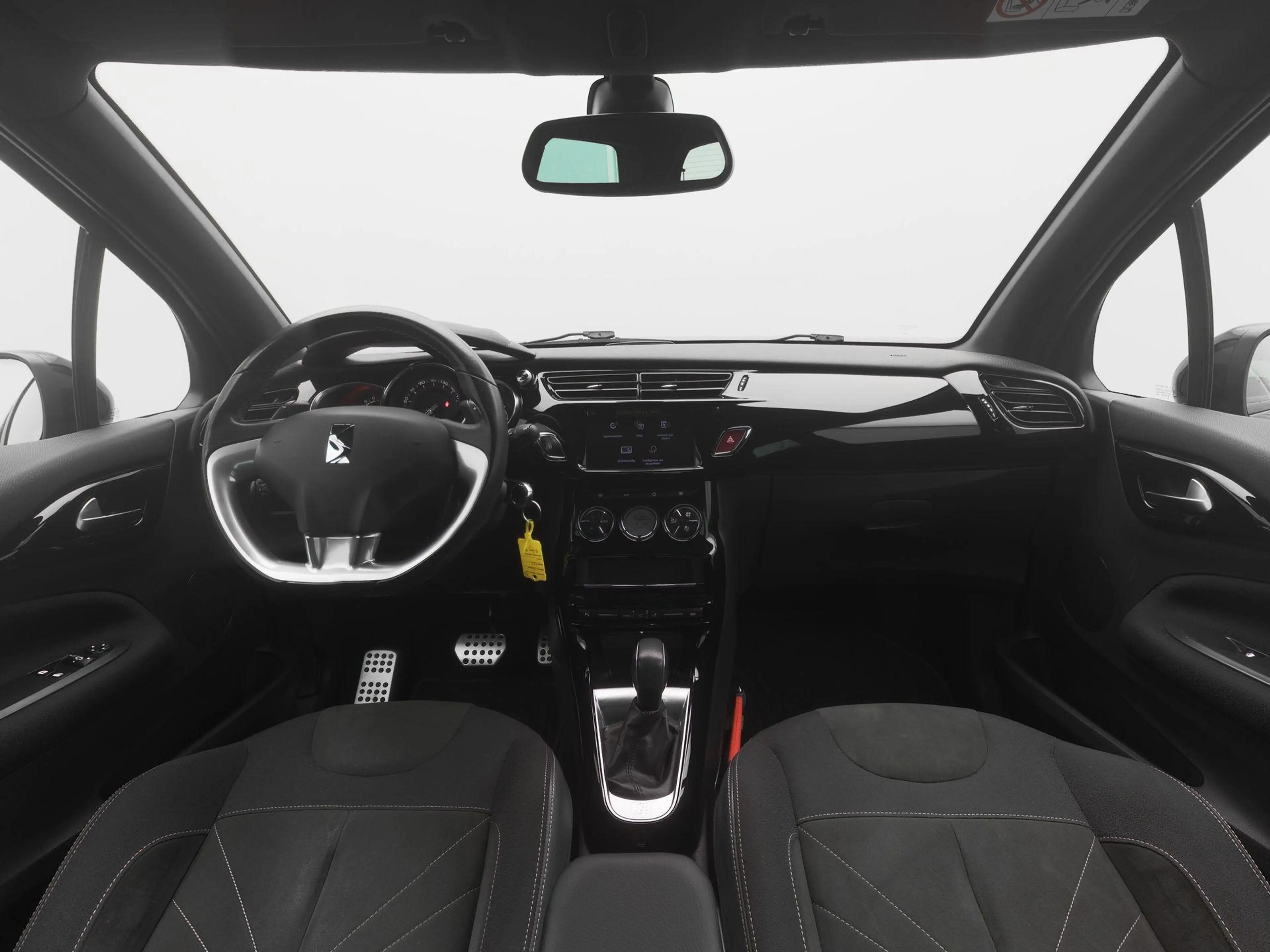 DS Automobiles DS 3 1.2 PureTech Connected Chic AUTOMAAT | Trekhaak | — photo 3