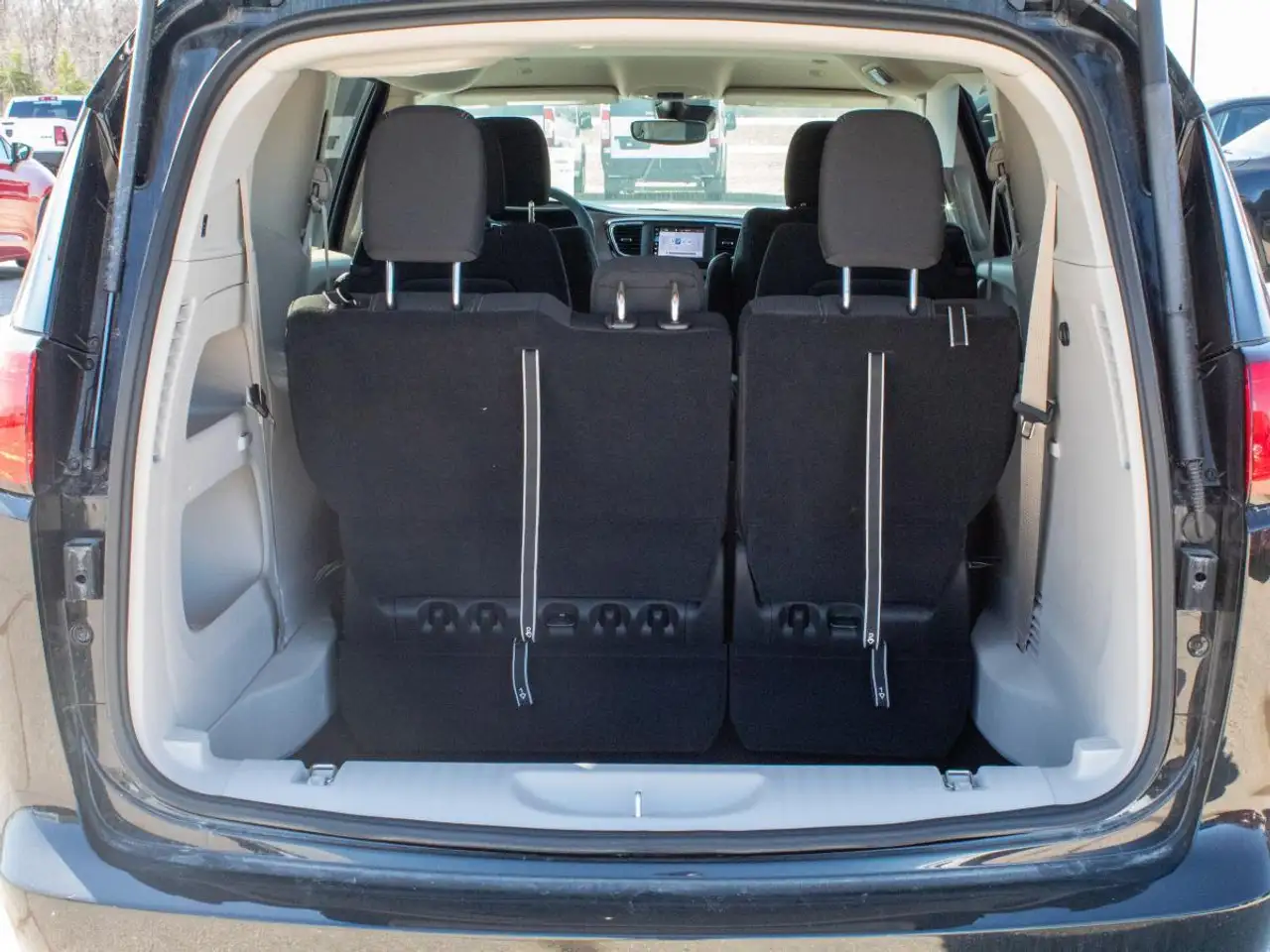 Chrysler Grand Caravan снимка Chrysler Grand Caravan