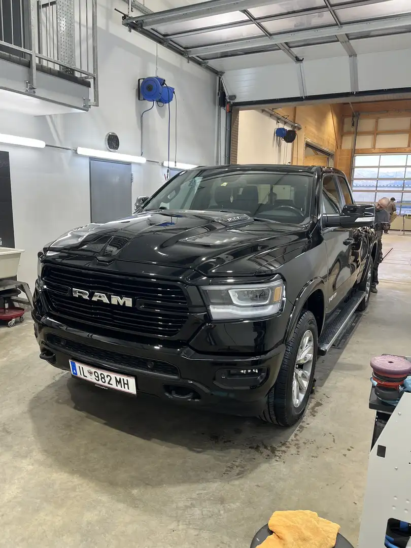 Dodge RAM Laramie Schwarz - 1