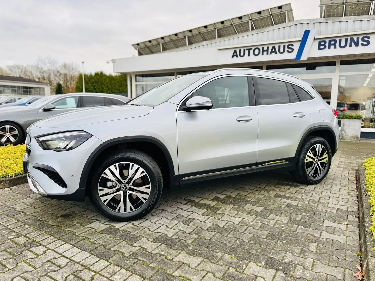 Mercedes-Benz GLA 200 PROGRESSIVE Advanced, Winter, EasyPack, LED, RFK, Silber - 2