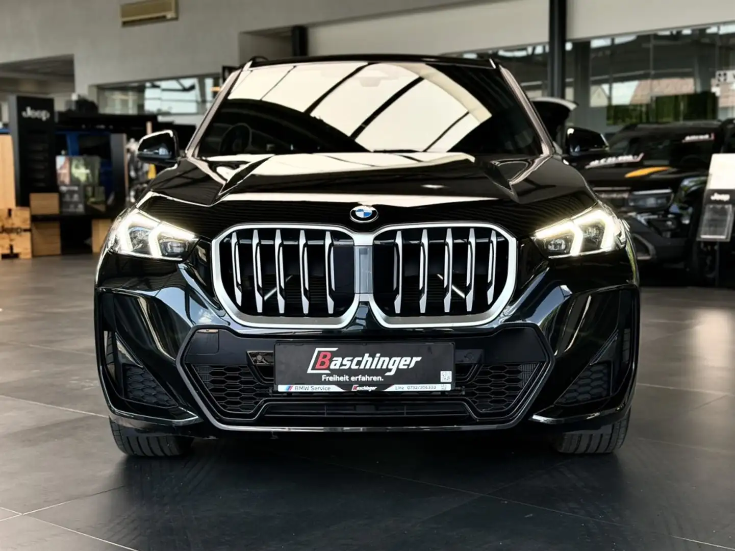 BMW X1 BMW X1 sDrive18i M-Paket Schwarz - 2