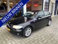 BMW 116 1-serie 116i High Executive NL AUTO/NW APK/NAVI/CL Zwart - thumbnail 1