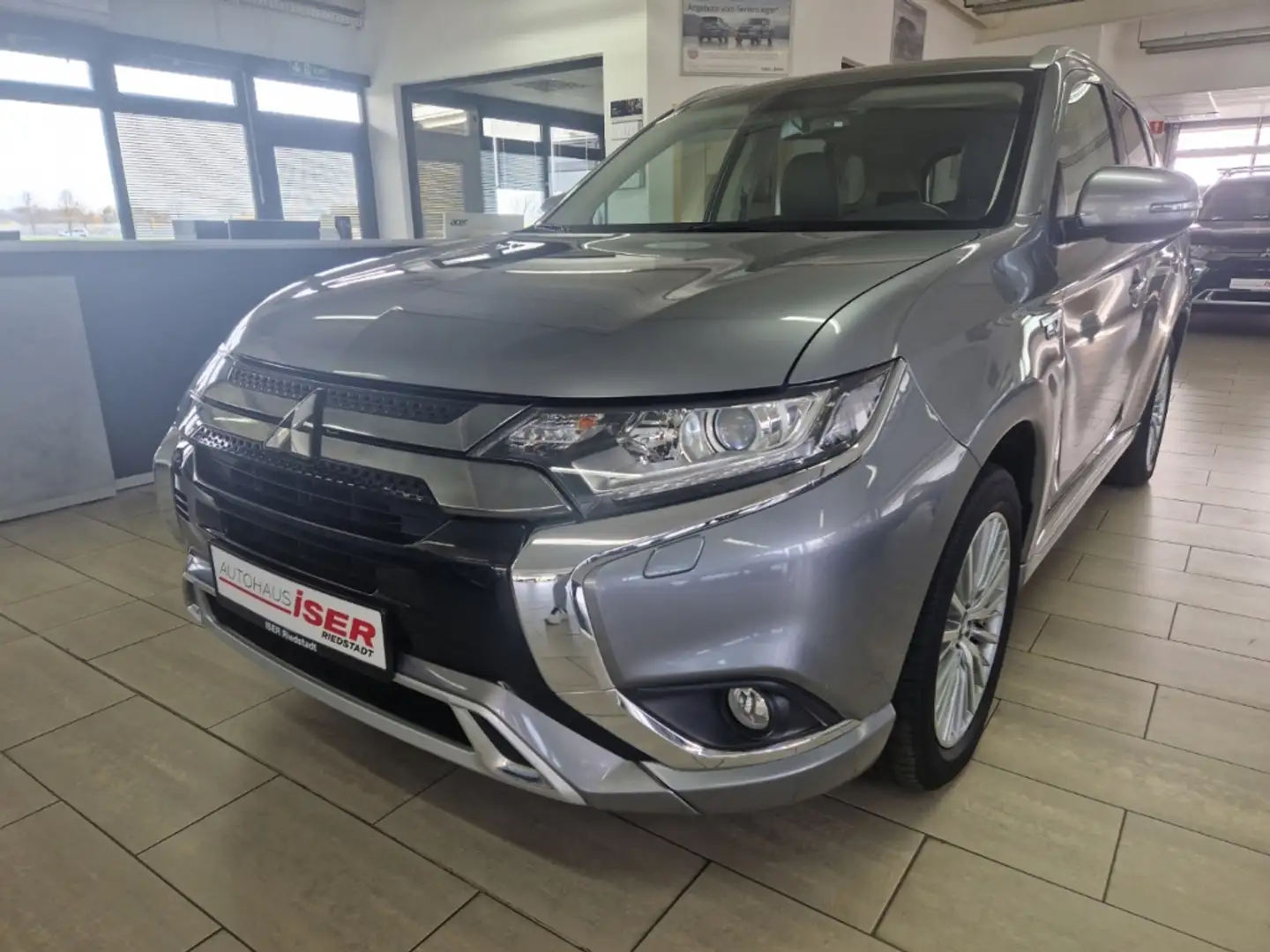 Mitsubishi Outlander PHEV Basis Spirit 4WD Sitzheizung AHK Grau - 2
