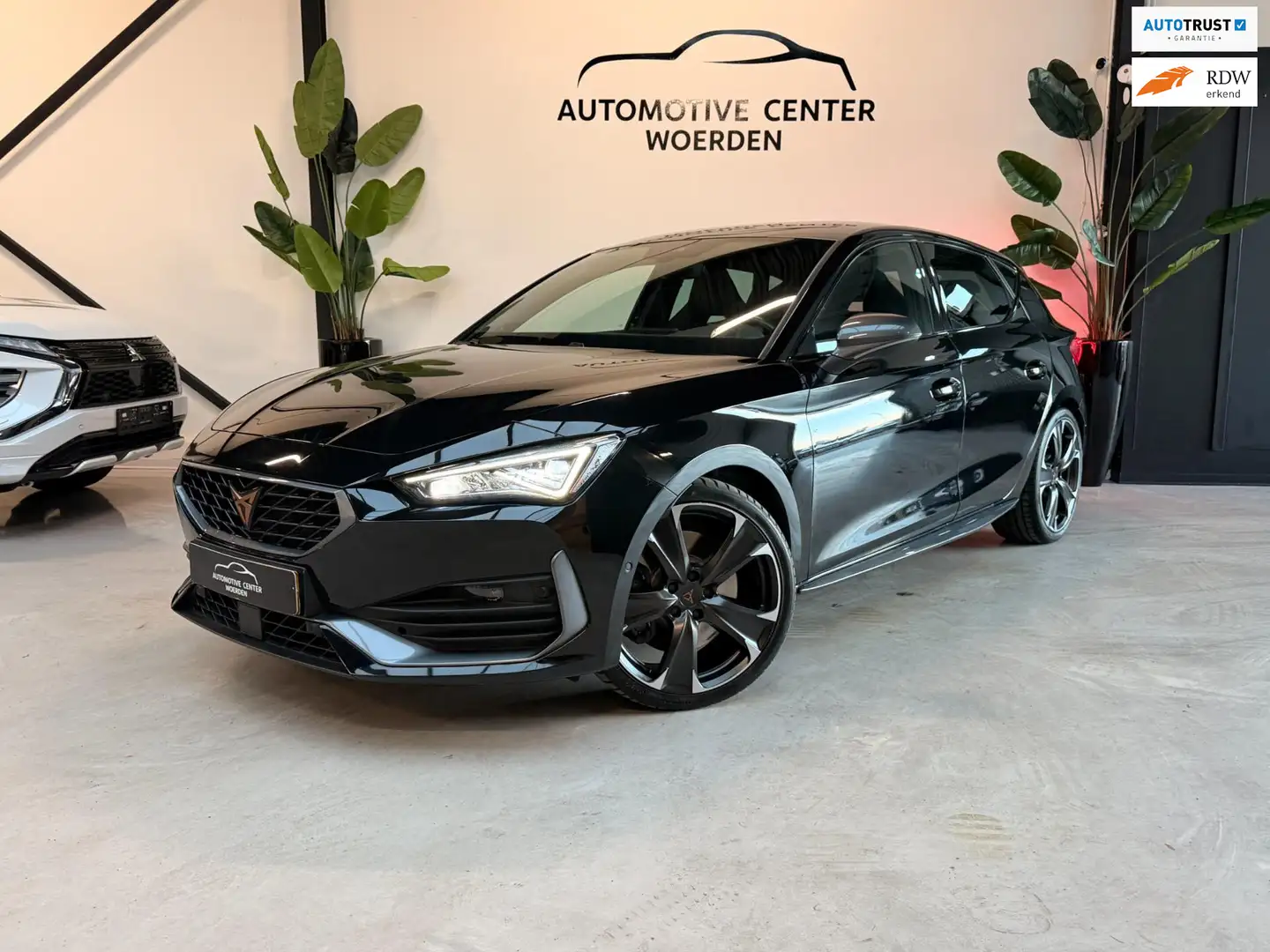 CUPRA Leon 2.0 TSI VZ 300PK LEDER BEATS SCHAALSTOELEN SFEERVE Schwarz - 1