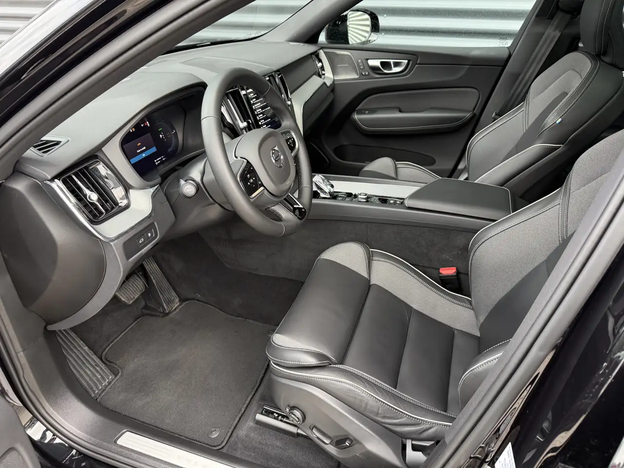 Volvo XC60 2.0 T6 Plug-in hybrid AWD Plus Black Edition, миниатюра 8