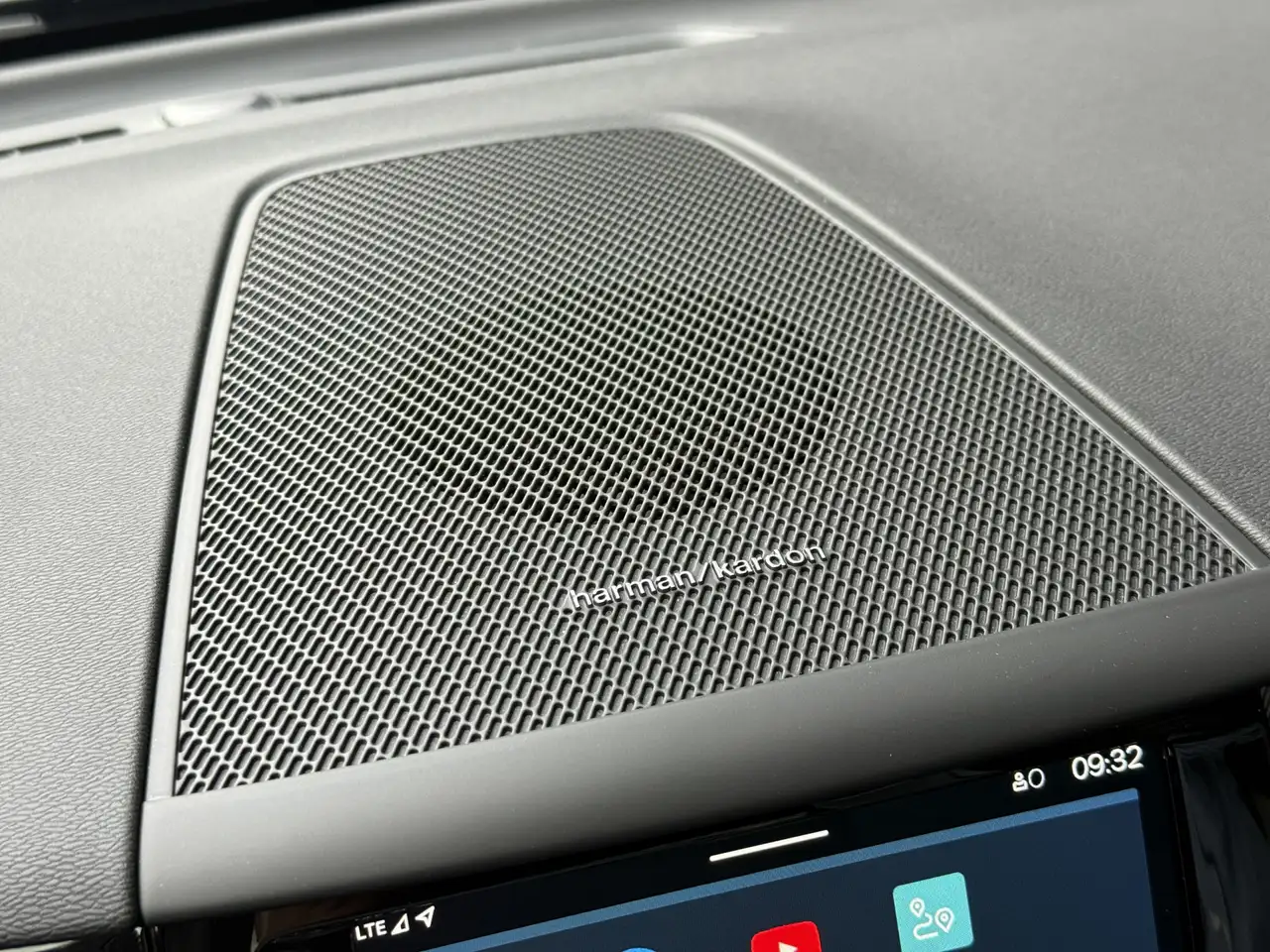 Volvo XC60 2.0 T6 Plug-in hybrid AWD Plus Black Edition, миниатюра 18