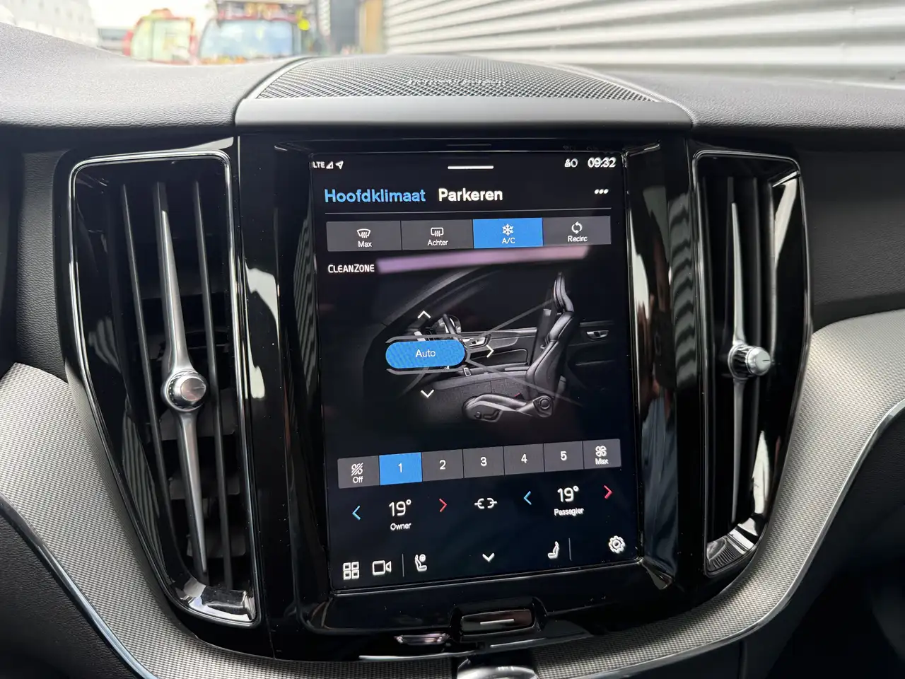 Volvo XC60 2.0 T6 Plug-in hybrid AWD Plus Black Edition, миниатюра 21