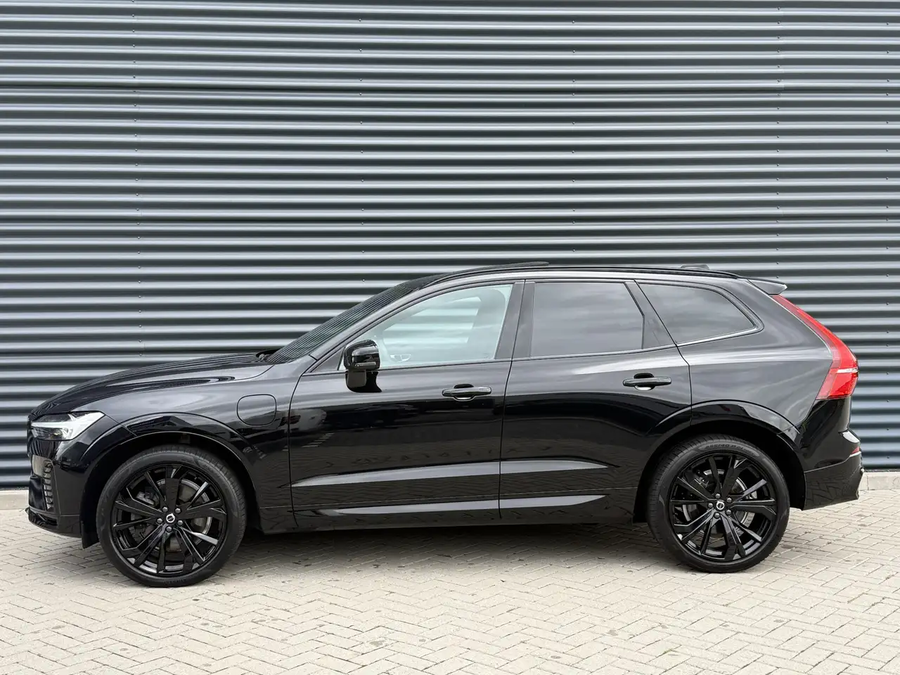 Volvo XC60 2.0 T6 Plug-in hybrid AWD Plus Black Edition, миниатюра 4