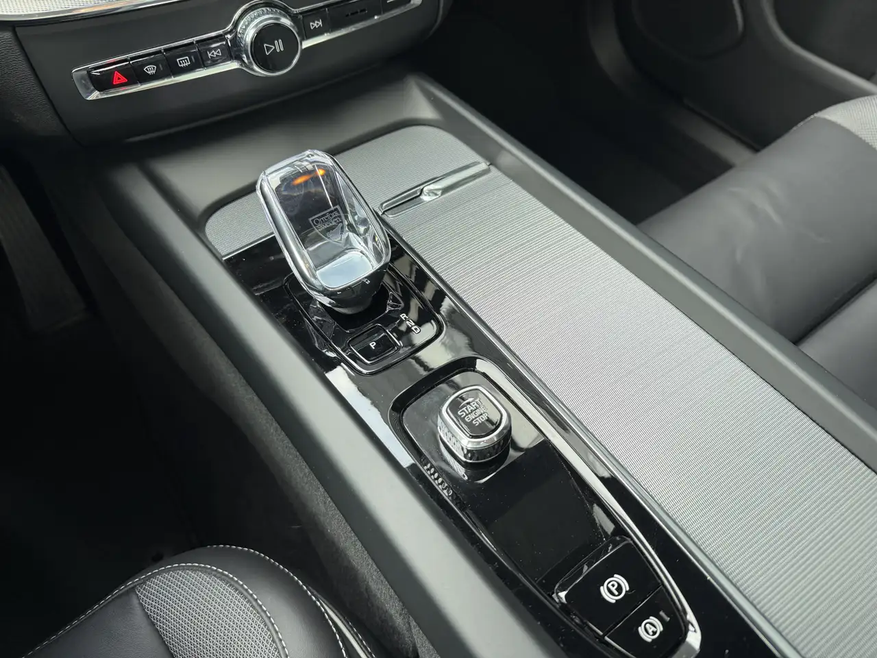 Volvo XC60 2.0 T6 Plug-in hybrid AWD Plus Black Edition, миниатюра 16