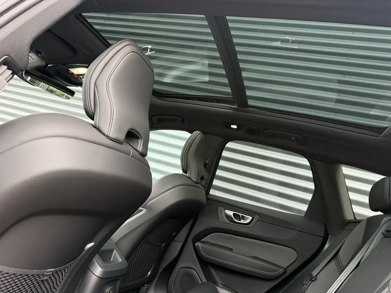 Volvo XC60 2.0 T6 Plug-in hybrid AWD Plus Black Edition, миниатюра 6