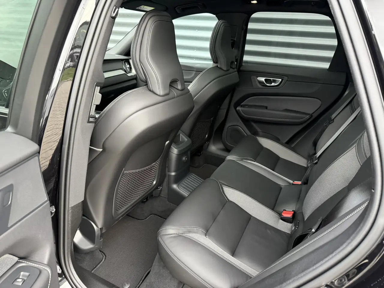 Volvo XC60 2.0 T6 Plug-in hybrid AWD Plus Black Edition, миниатюра 30