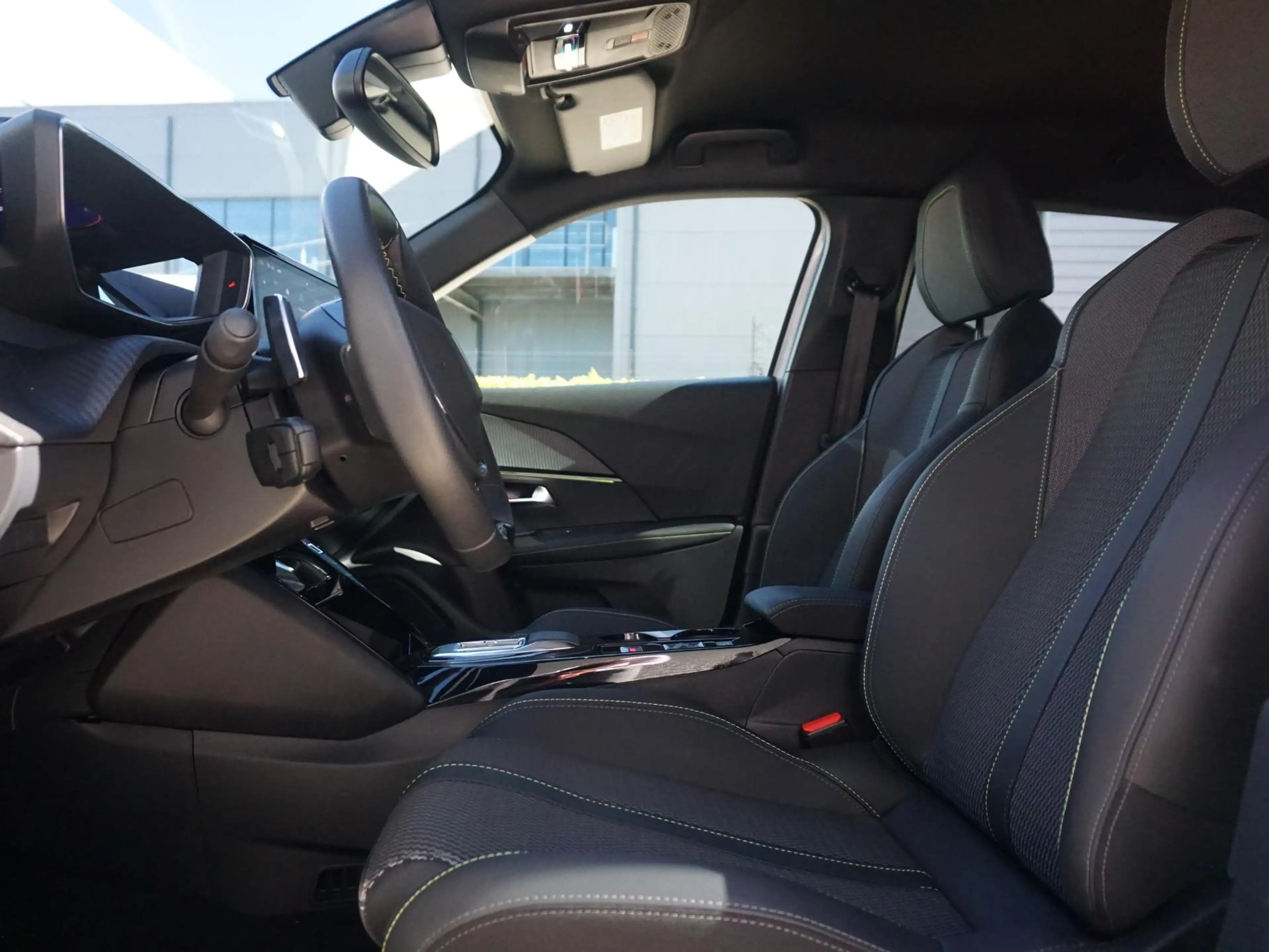 Peugeot 2008 1.2 Hybrid 145 GT 360 Camera — photo 10