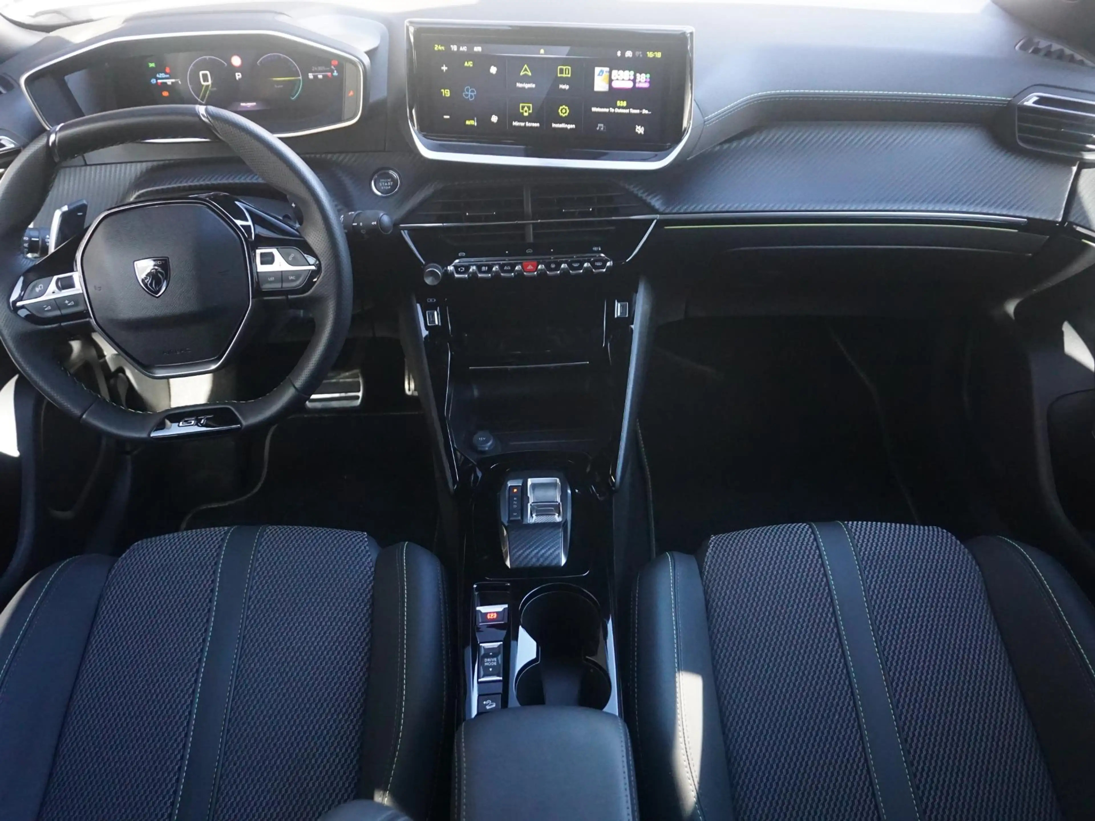 Peugeot 2008 1.2 Hybrid 145 GT 360 Camera — photo 13