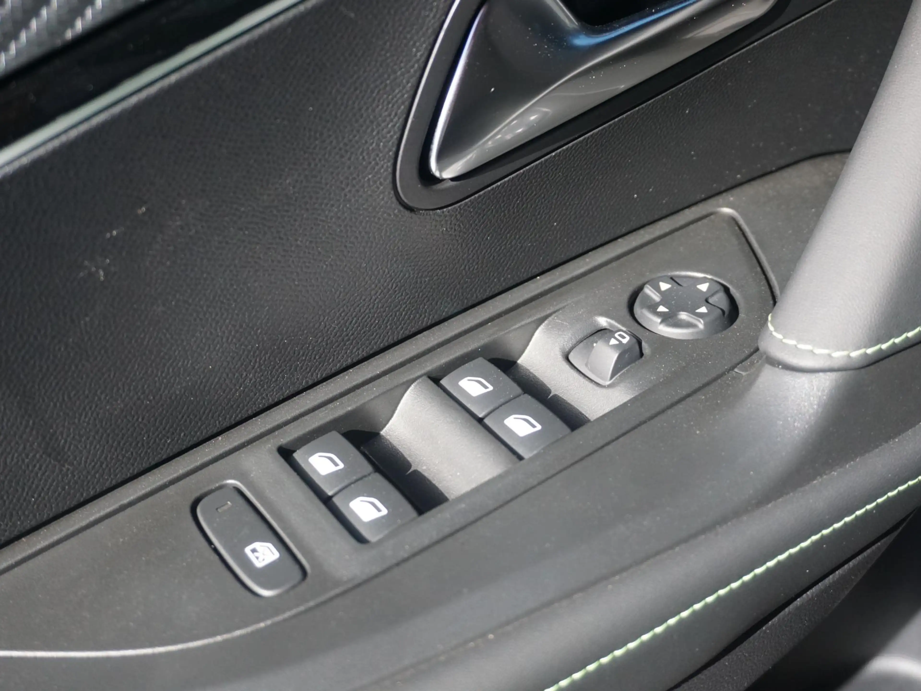 Peugeot 2008 1.2 Hybrid 145 GT 360 Camera — photo 14