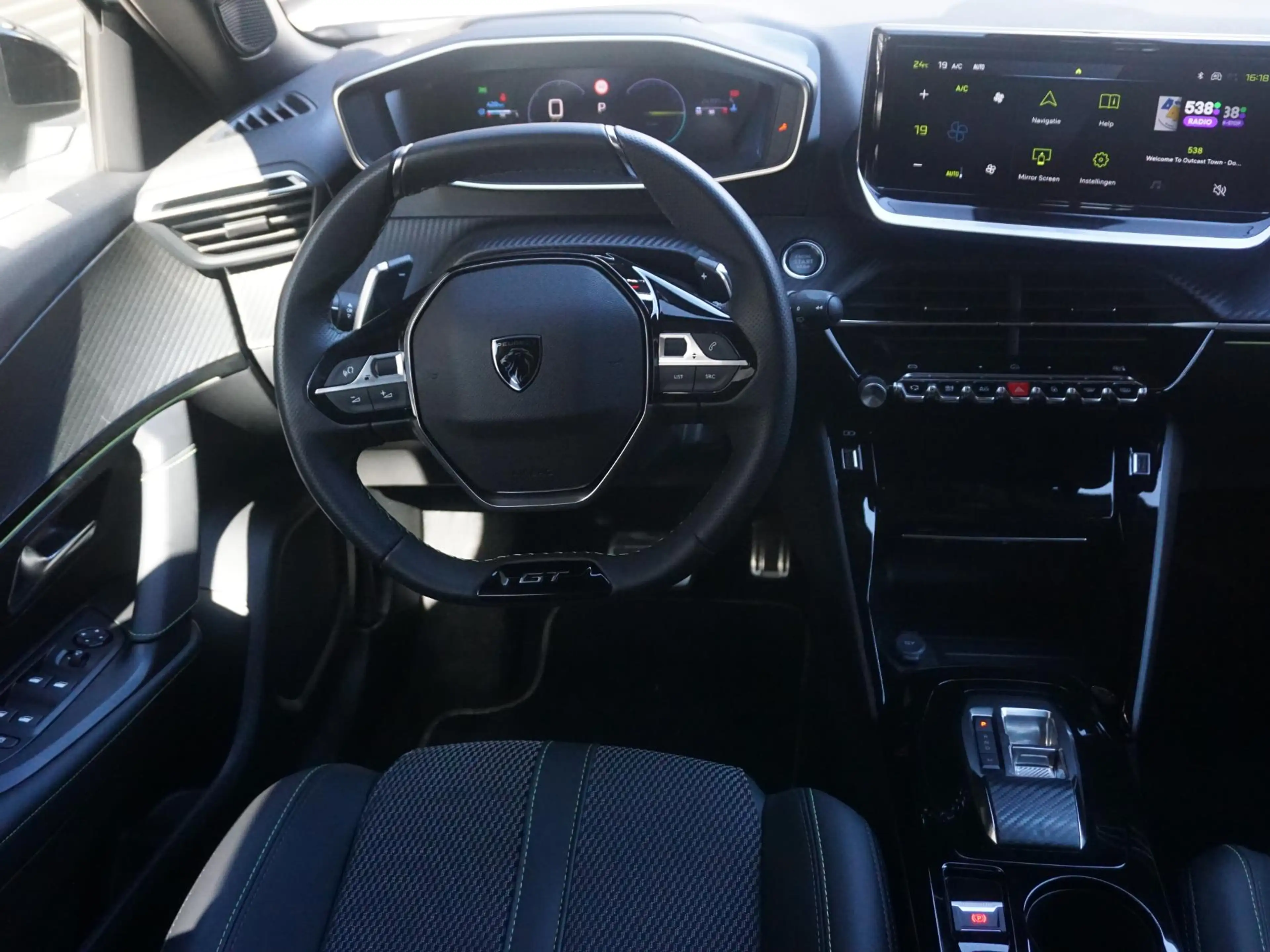 Peugeot 2008 1.2 Hybrid 145 GT 360 Camera — photo 15