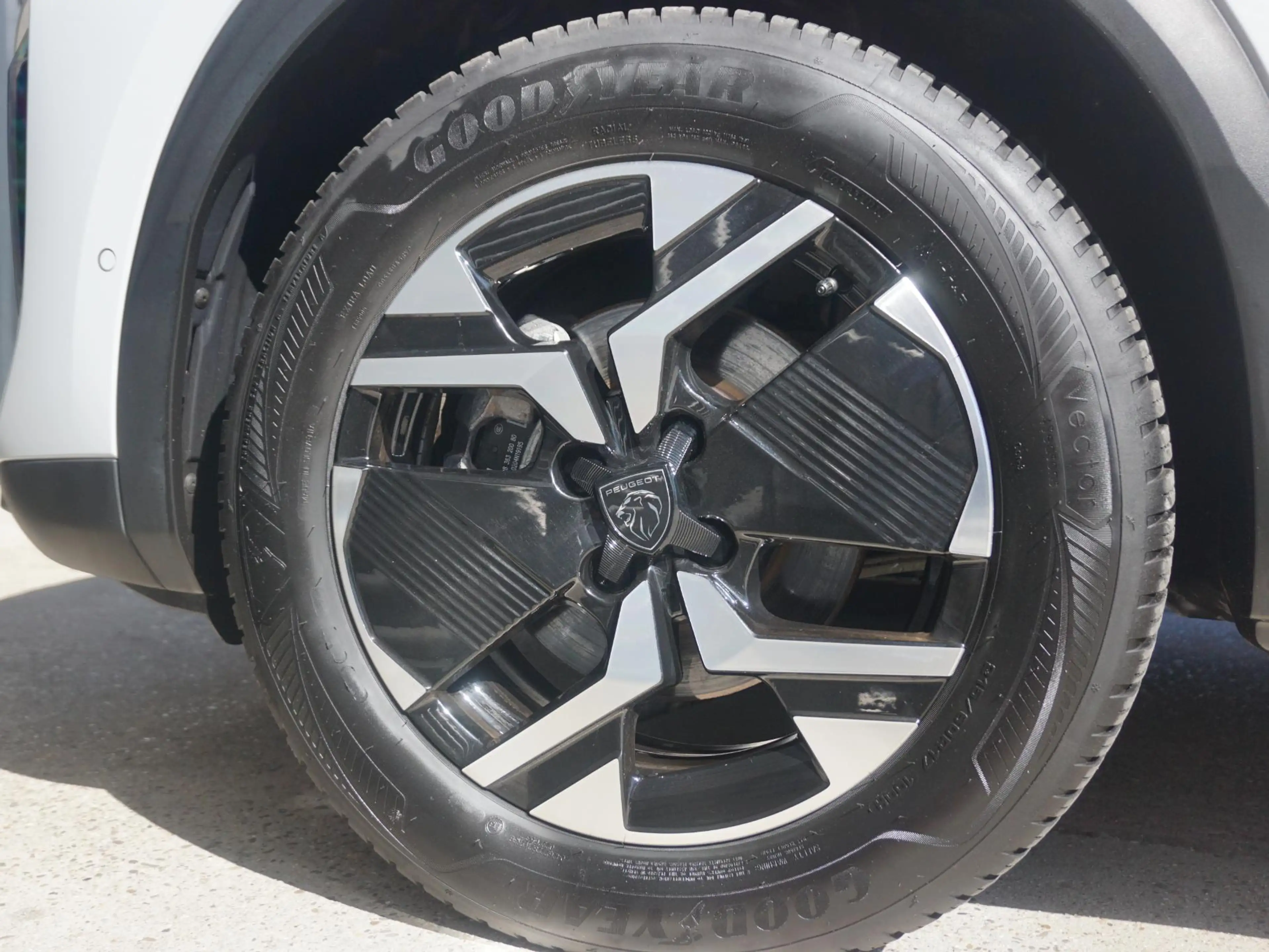 Peugeot 2008 1.2 Hybrid 145 GT 360 Camera — photo 7